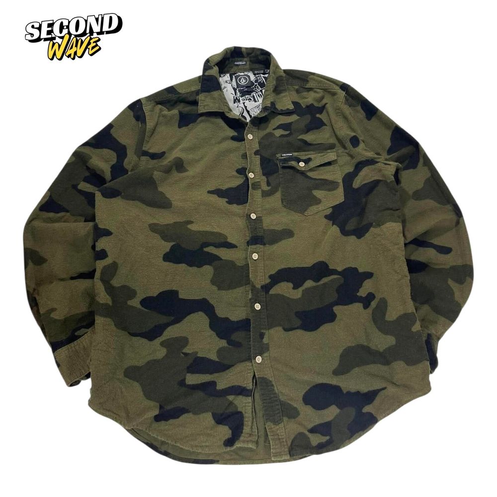 Y2K VOLCOM CAMO BUTTON UP SHIRT (L)
