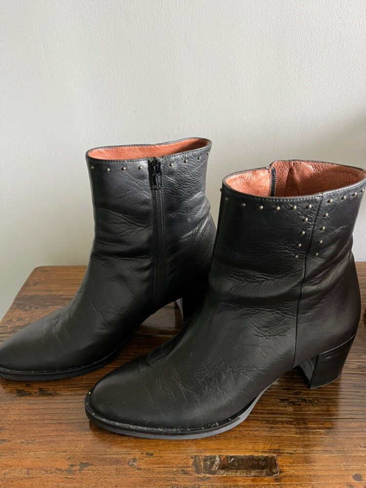 Beautiful Black Leather Hispanitas Boots