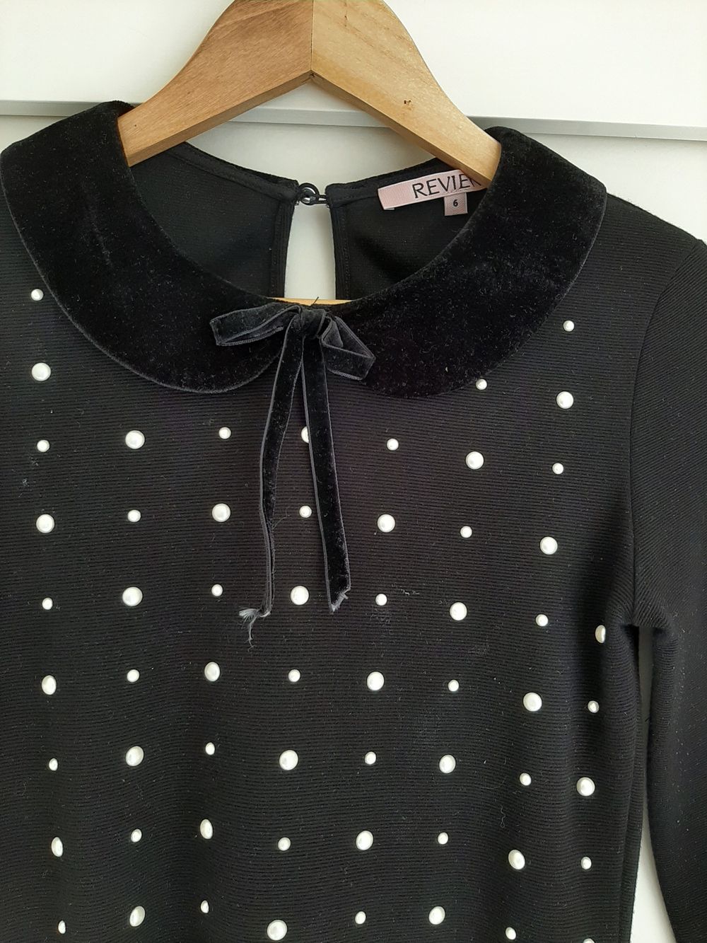 Pearl top with velvet collar
