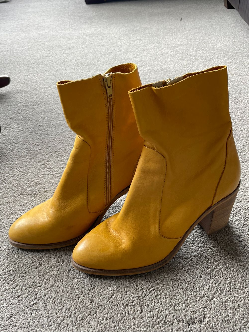 Isabella Anselmi - STAND OUT Boots!