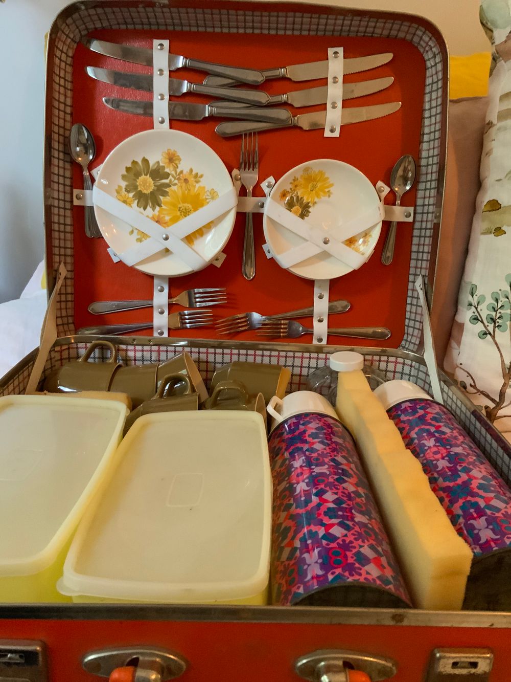 VINTAGE CROWN LYNN PICNIC SET