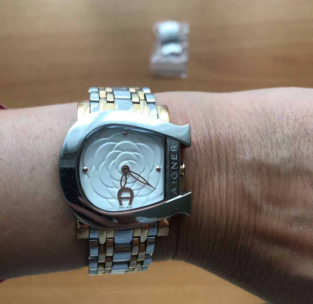 Aigner White Two-Tone Stainless Steel Genua Due Flower A31600 Women's Wristwatch 31 mm