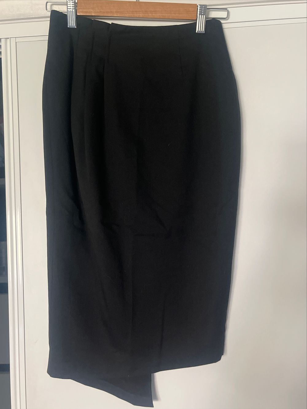 stunning black pencil style skirt