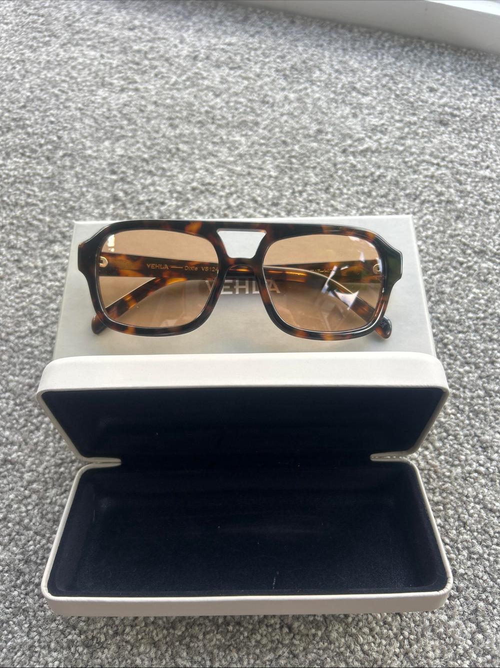 Vehla Eyewear - Vehla Dixie Choc Tort/Cinnamon sunglasses on  display picture 1