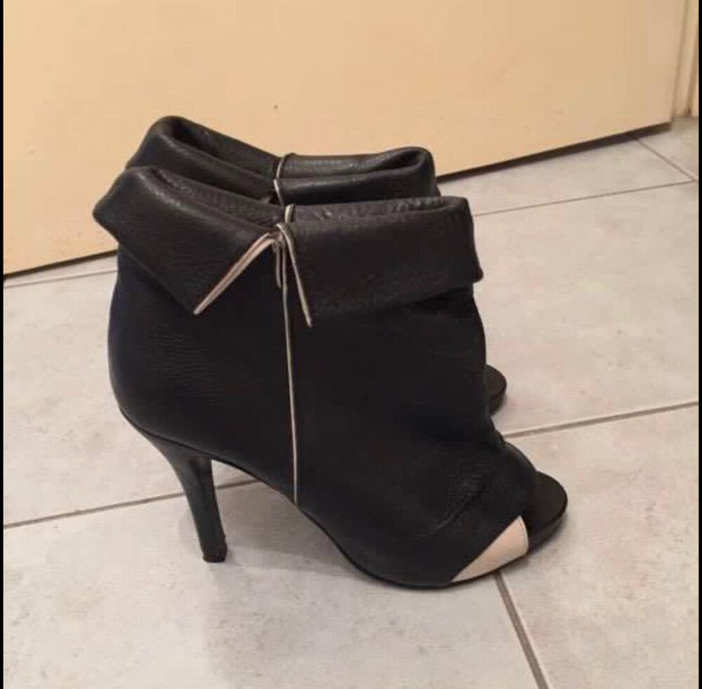 Unique Dual  Colour Heel Boots