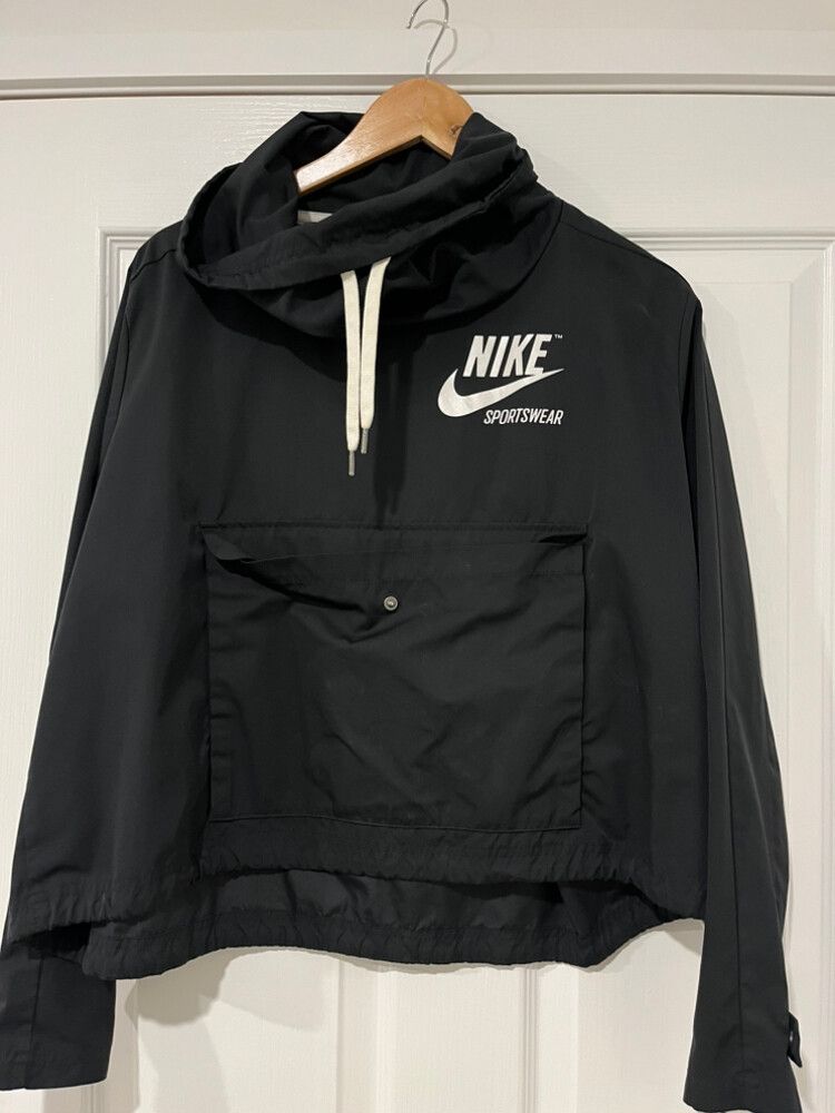 nike windbreaker with front pocket