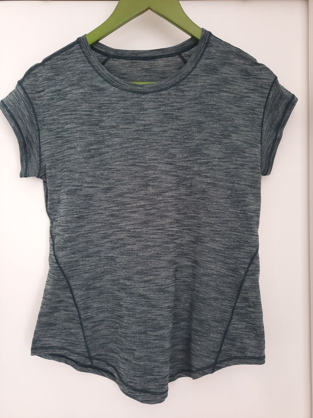 Lululemon tee size 2/4