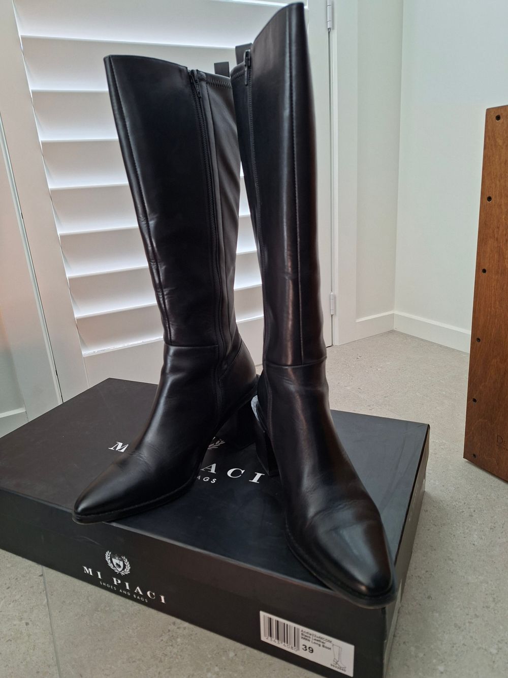 Mi Piaci knee high leather black boots