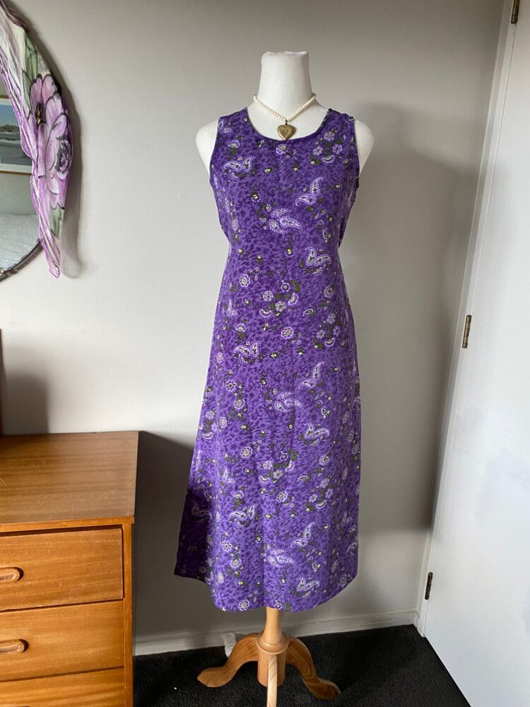 vintage. - Vintage 90s Paisley Purple Tie Back Dress on Designer Wardrobe vintage. - Vintage 90s Paisley Purple Tie Back Dress on Designer Wardrobe
