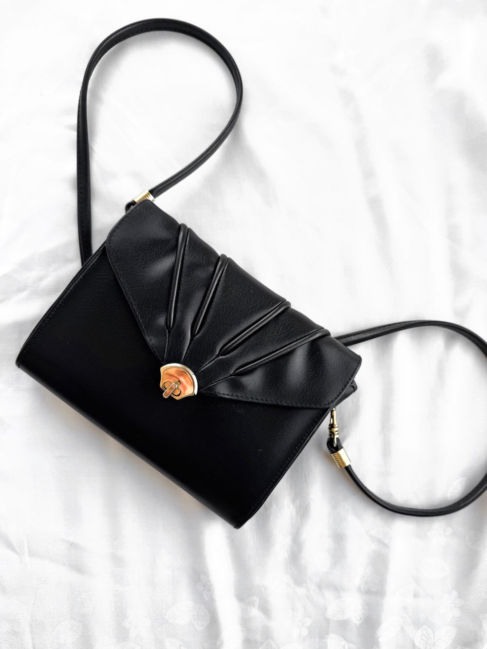 Leather handbag with gold hardware. Size 19x15 cm.