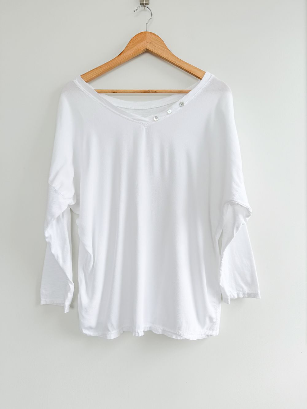 ITALIAN-MADE WHITE BUTTON DETAIL Long Sleeve TOP – SIZE 3 (approx NZ 10-12)