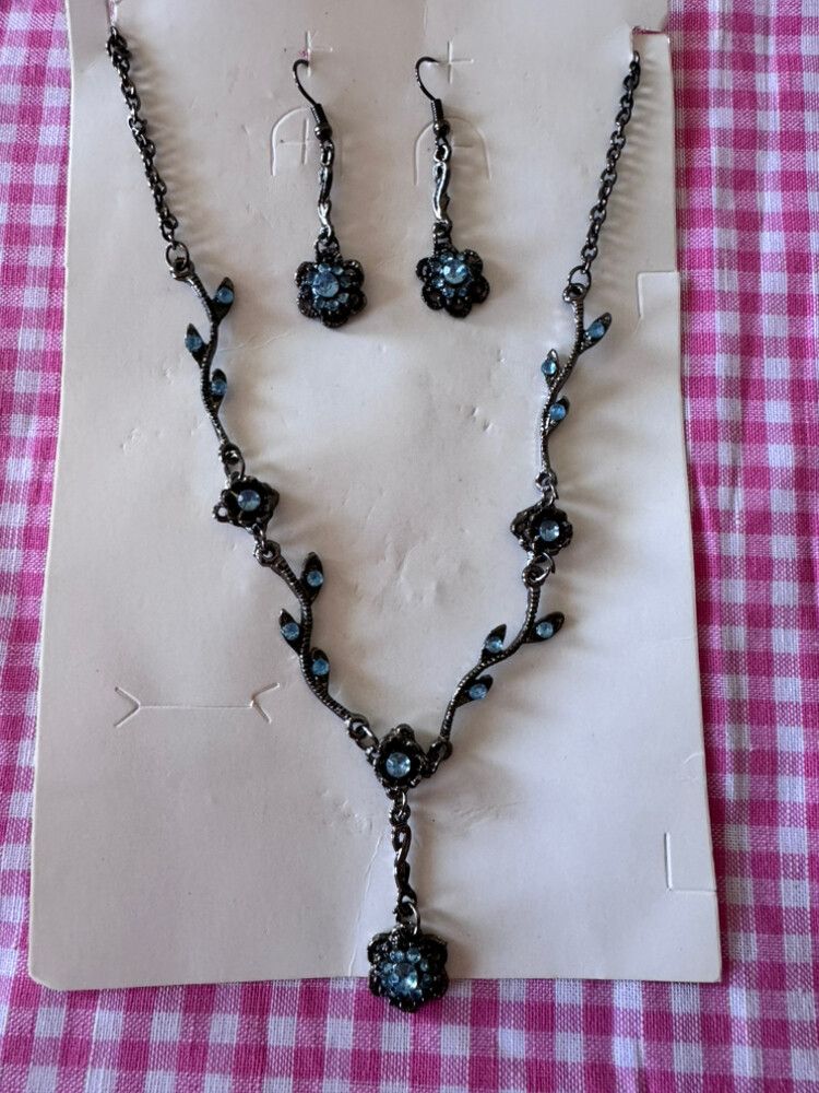Vintage-Inspired Blue Gemstone Jewelry Set – Necklace & Earrings