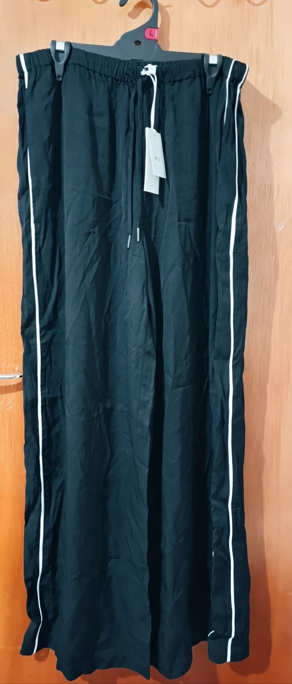 New (with tags) MAX Elevated Jogger - Size L