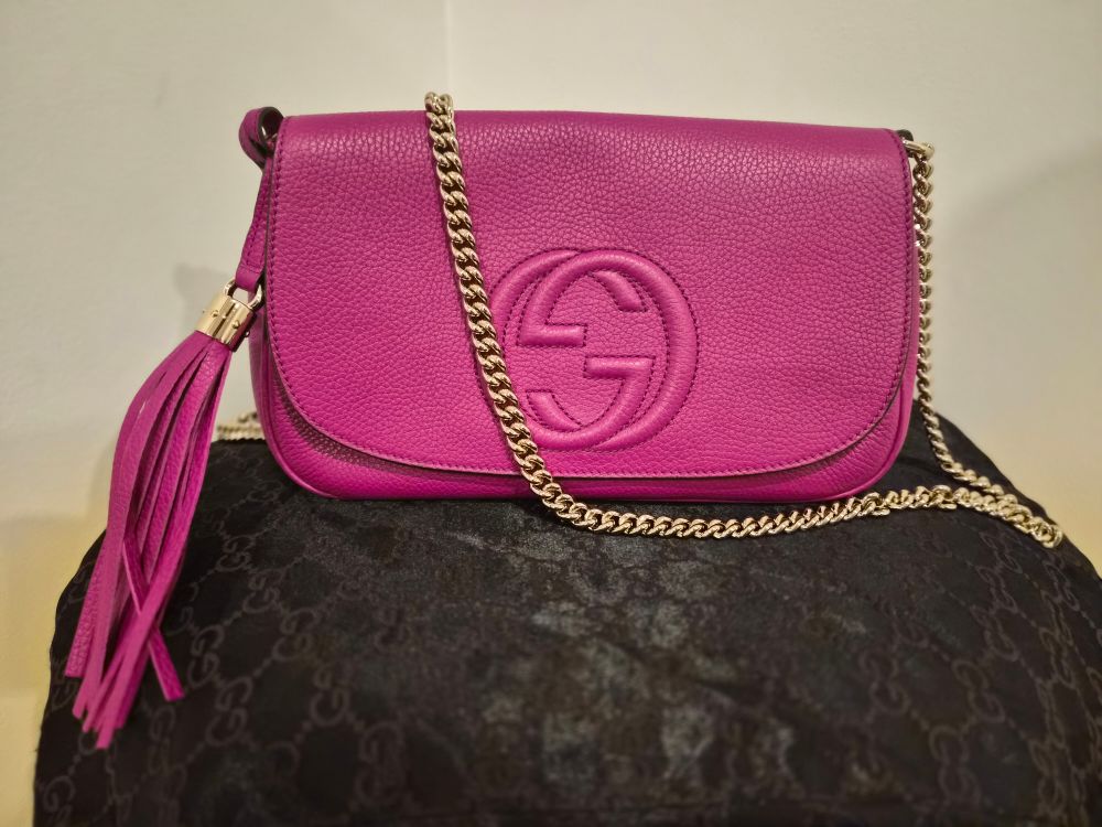 Gucci. Soho embossed chain crossbody bag