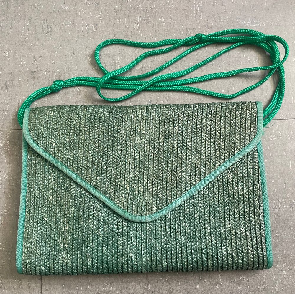 Super cute retro green woven cross body bag