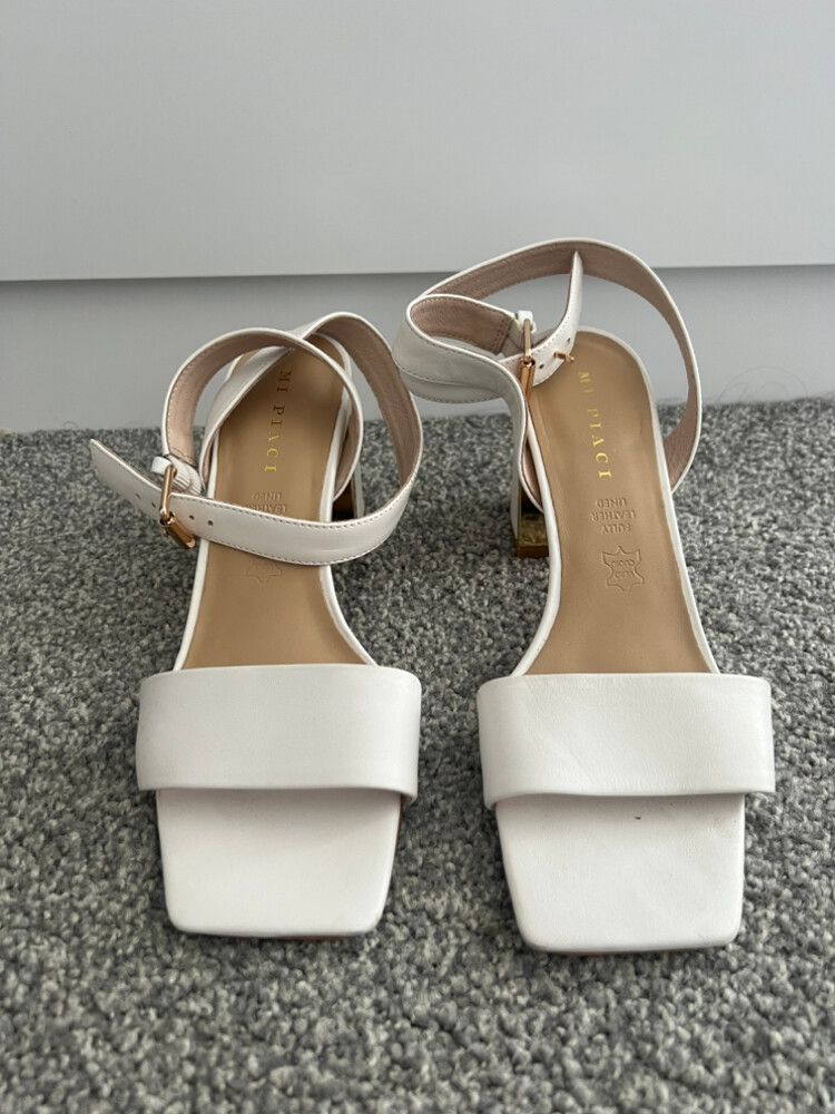 Mi Piaci White Heels With Gold Detail