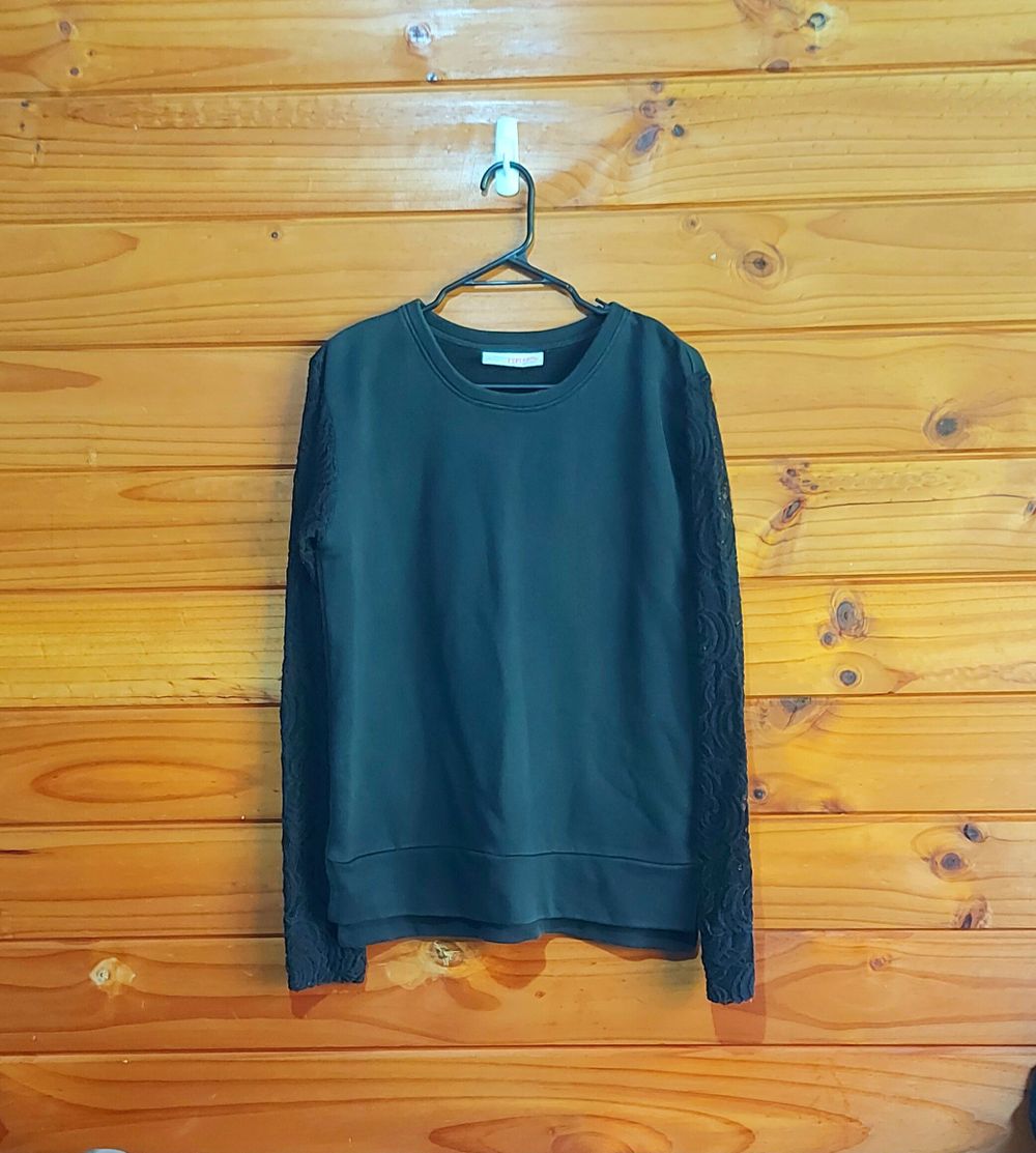 Black sweatshirt with lace sleeves