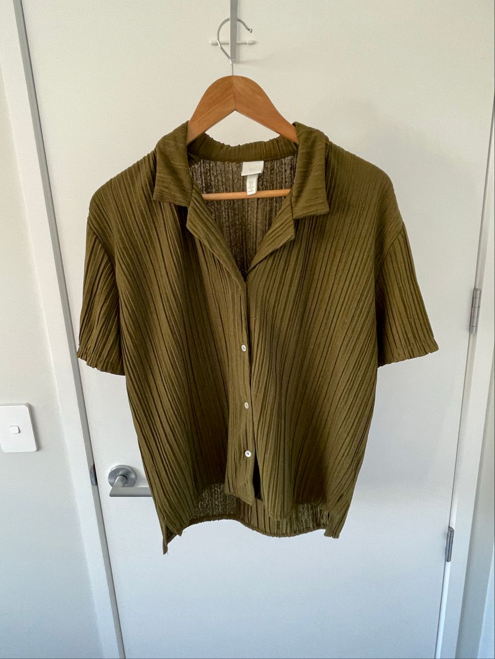 H&M Women's Green Solid Crinkled Resort Shirt size XS