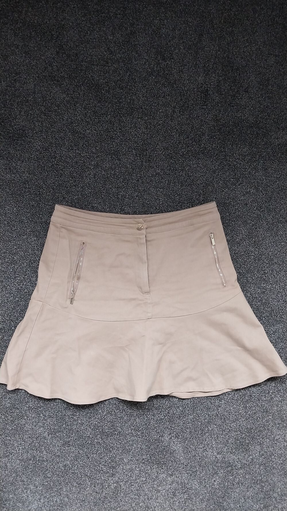 Jisoo Tan mini skirt