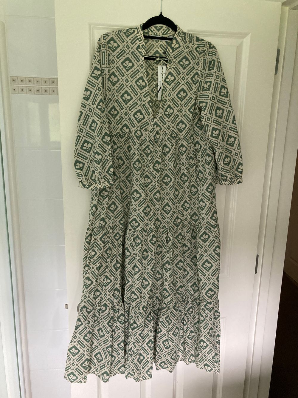 Zara - Zara Tiered Midi dress on Designer Wardrobe Zara - Zara Tiered Midi dress on Designer Wardrobe
