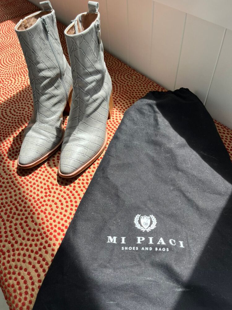Mi Piaci grey ankle boots