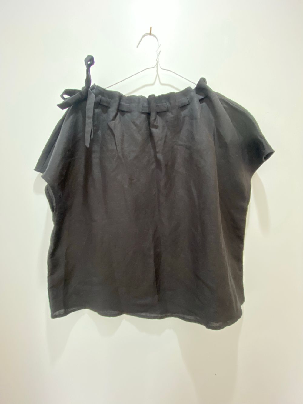 Moochi Avid top. Tie detail at neck. Black.