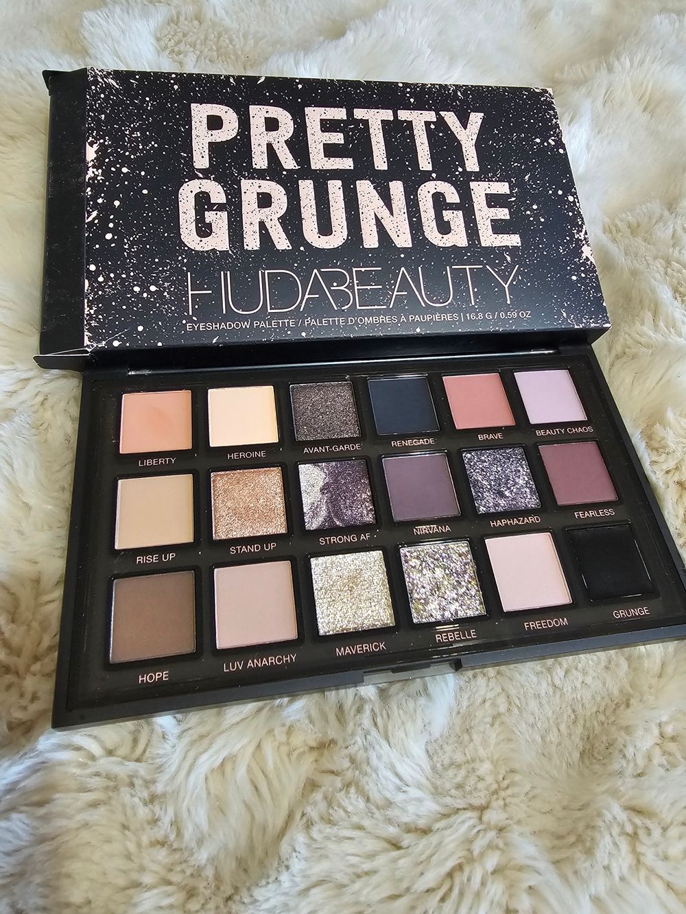 Huda Beauty Pretty Grunge Eyeshadow Palette