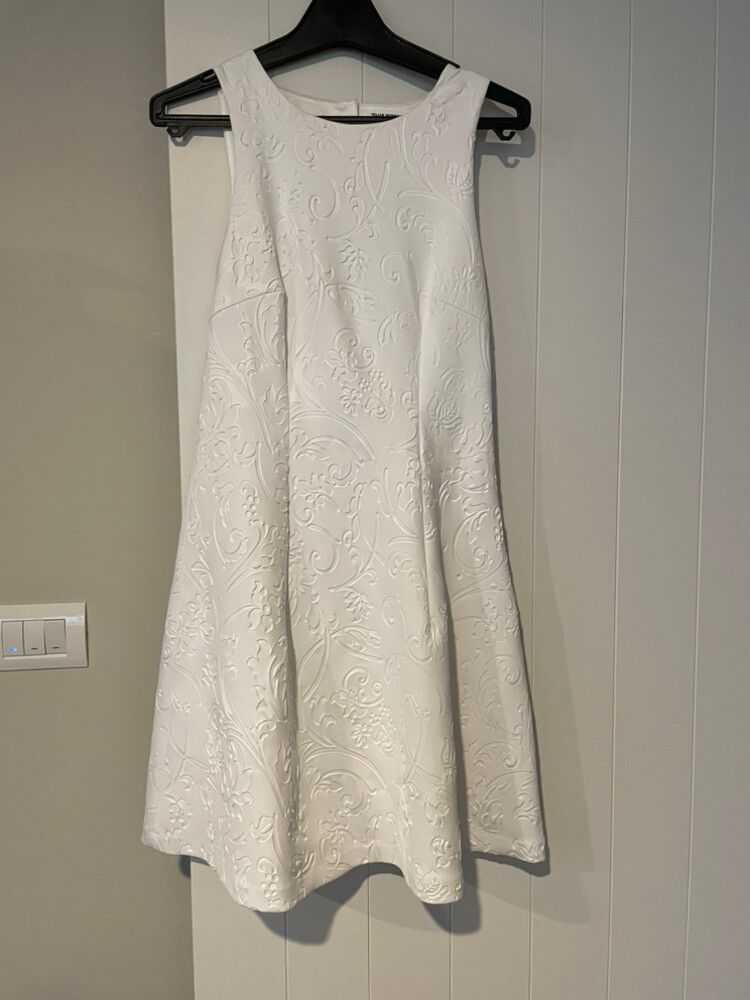 Club Monaco - Beautiful embossed Print White Club Monaco Dress US2/size 6 on Designer Wardrobe Club Monaco - Beautiful embossed Print White Club Monaco Dress US2/size 6 on Designer Wardrobe