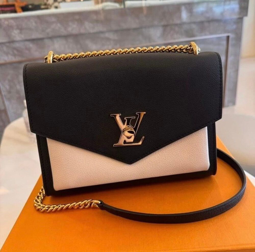 LOUIS VUITTON (MyLockMe chain Bag)