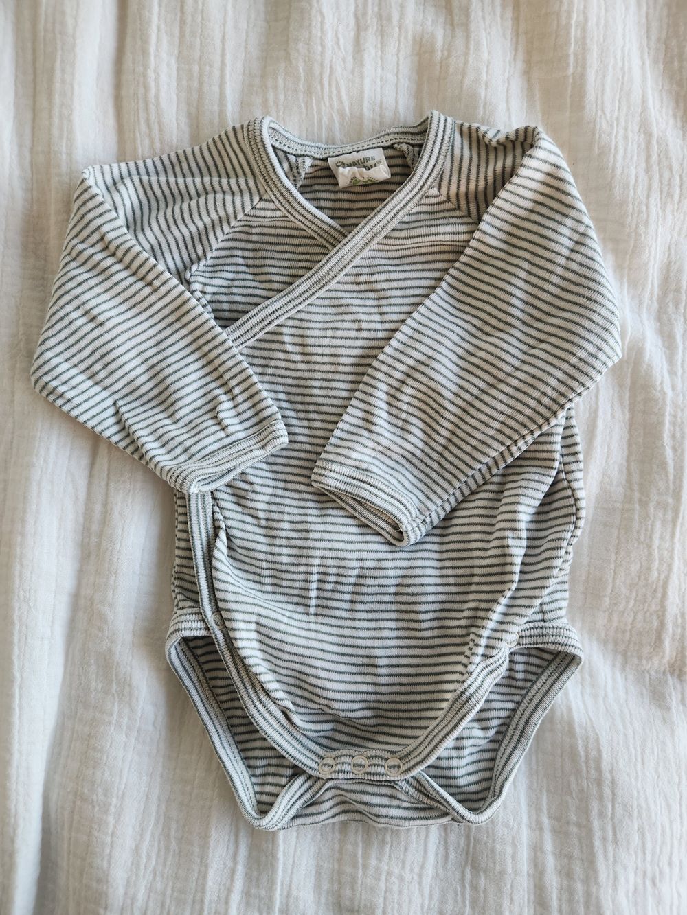 Nettle/White body suit 0-3mths