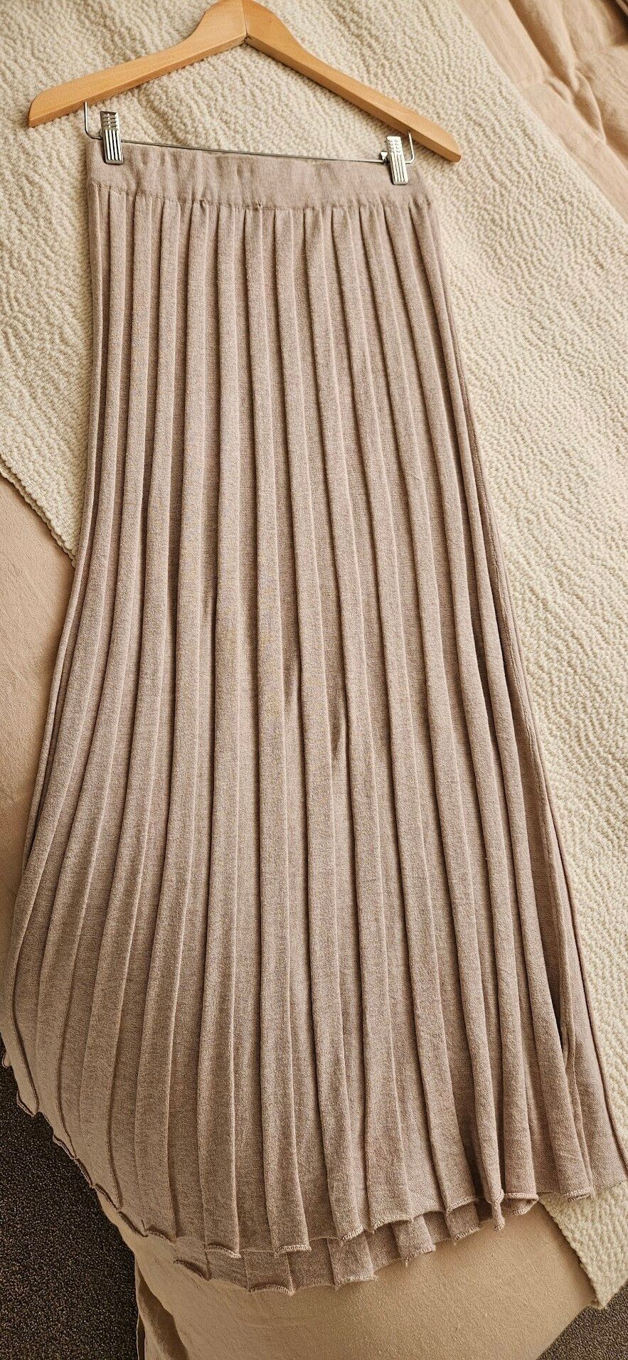 Gorgeous knit pleated skirt