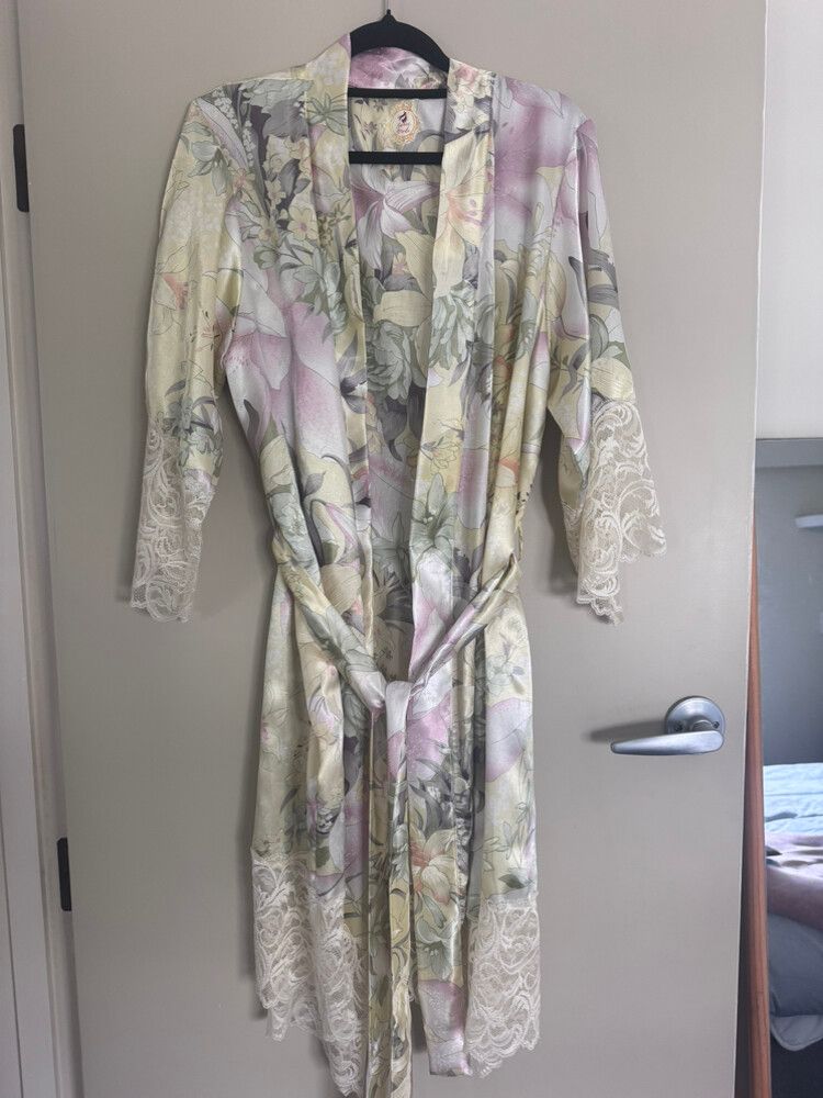Floral print robe with lace trim