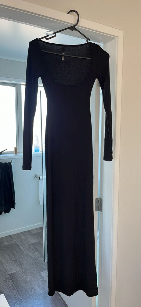 SKIMS - SKIMS petite Black Maxi Dress on Designer Wardrobe SKIMS - SKIMS petite Black Maxi Dress on Designer Wardrobe