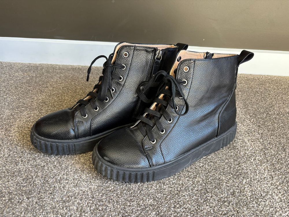 Black ankle sneakers
