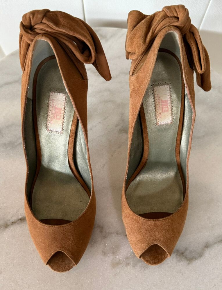 Brown Heeled Shoes With Bow