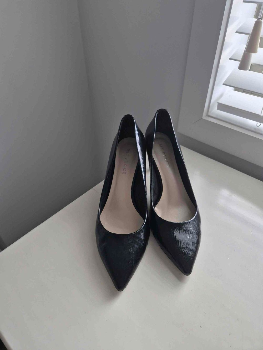 Mi Piaci Black Textured Pointed Heels