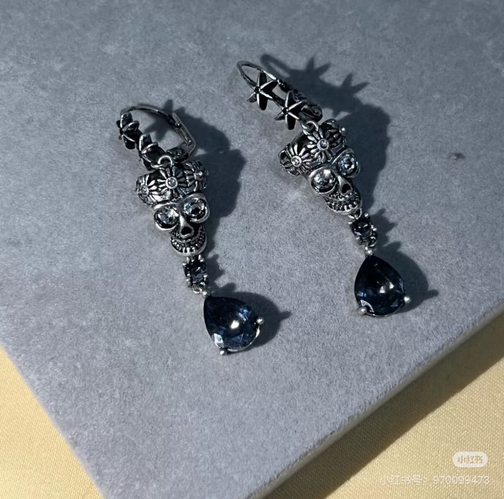 Skull Zirconia Ear Clips