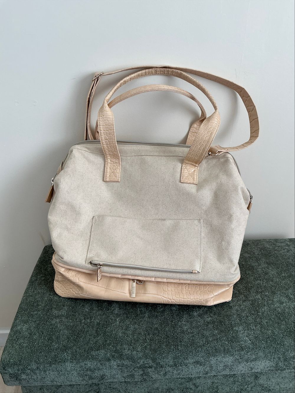 béis weekender travel bag in beige