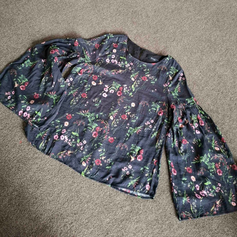 Decjuba Floral Bell Sleeve Top sz8