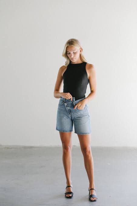 AGOLDE Criss Cross Shorts in Momentum - Size 24