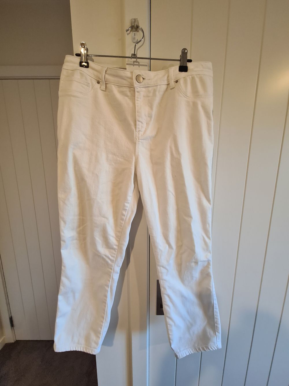 Jeans West white mid waisted skinny capri jeans