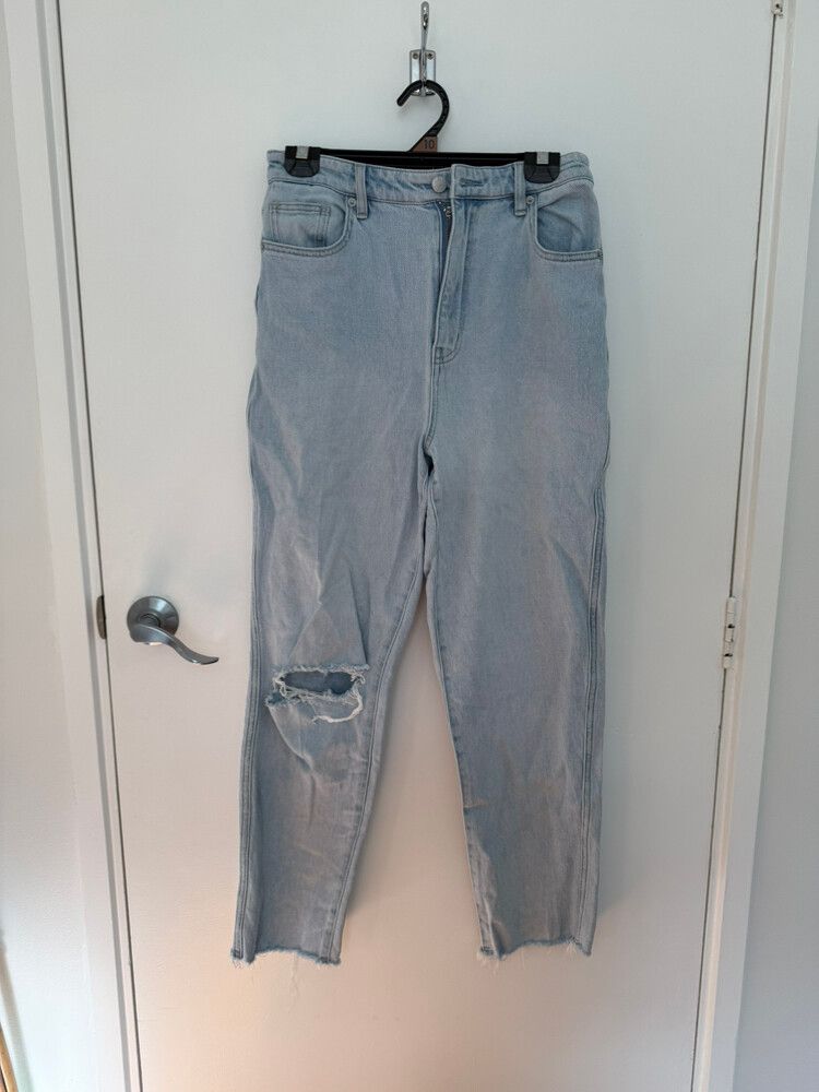 Straight/mom Jeans With Knee Rip
