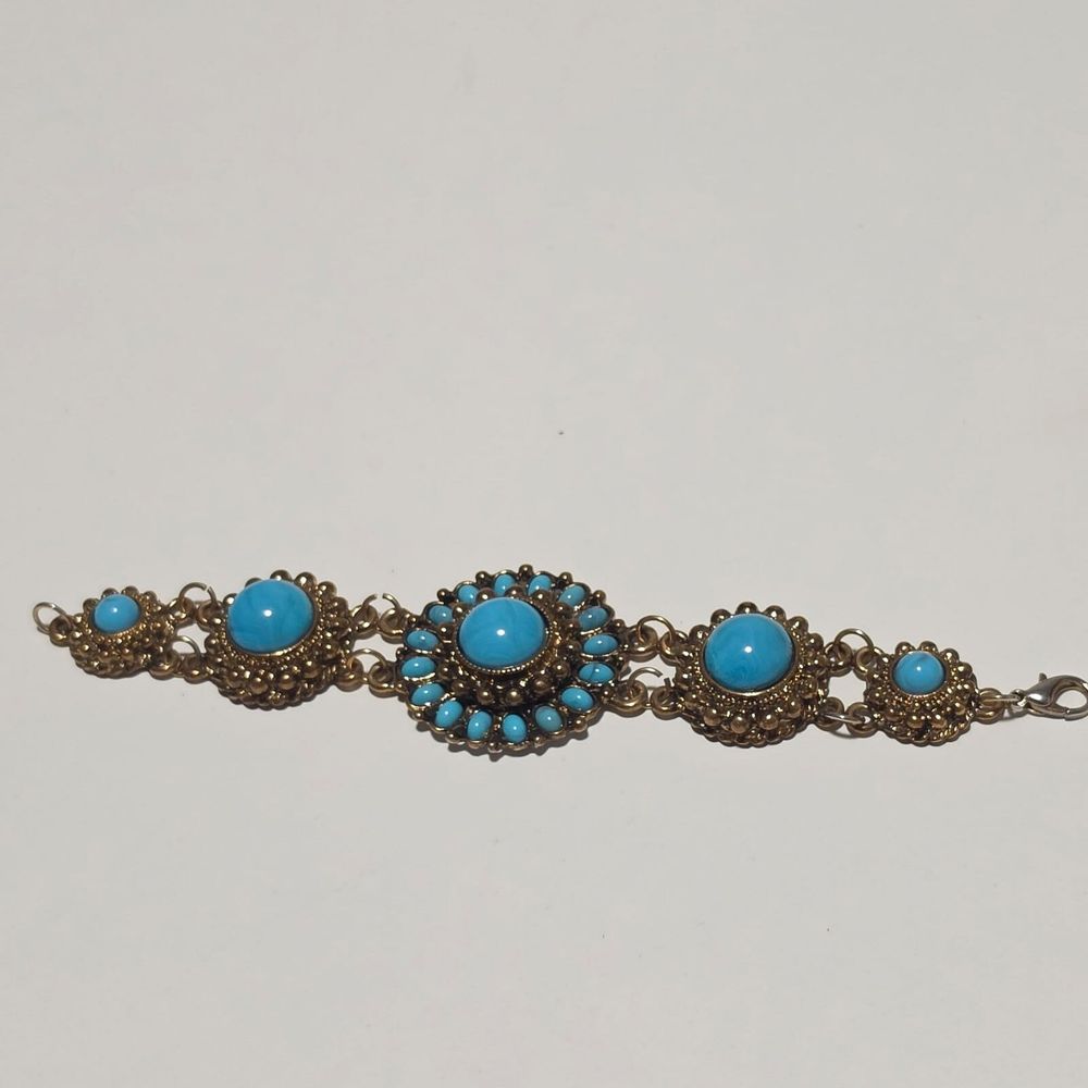 Costume gold tone Bracelet.b3