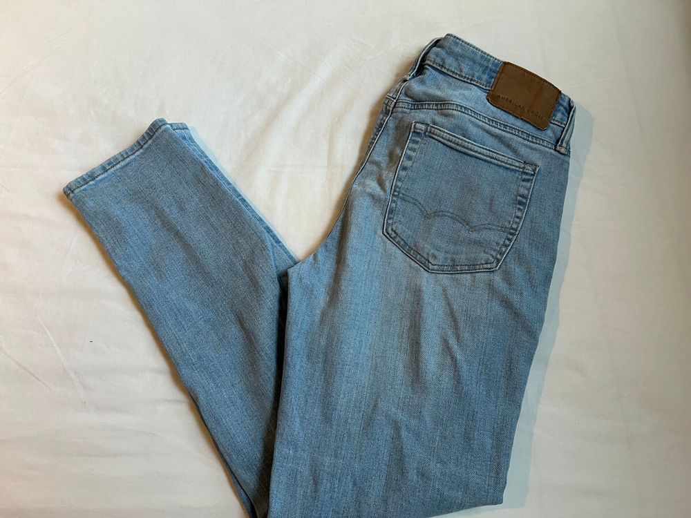 American Eagle Light Wash Jeans (30 x 30)