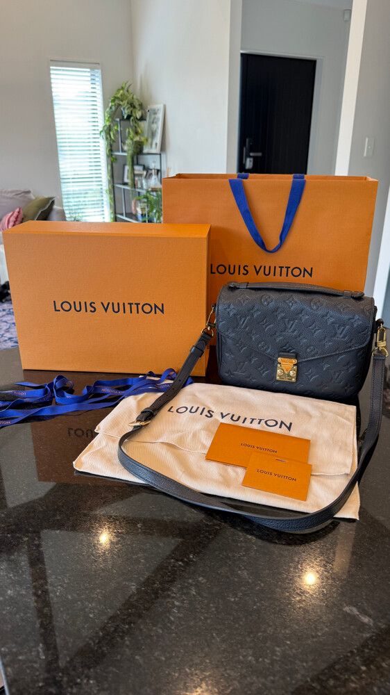 Louis Vuitton Black Metis MM Handbag Excellent condition