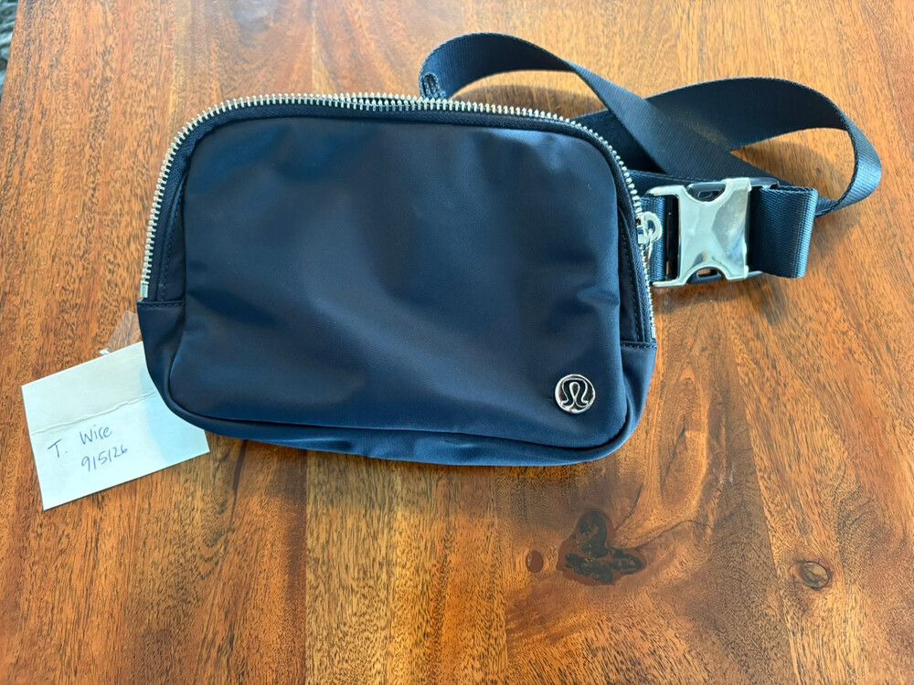 Lululemon Everywhere Belt Bag 2L Metal Hardware