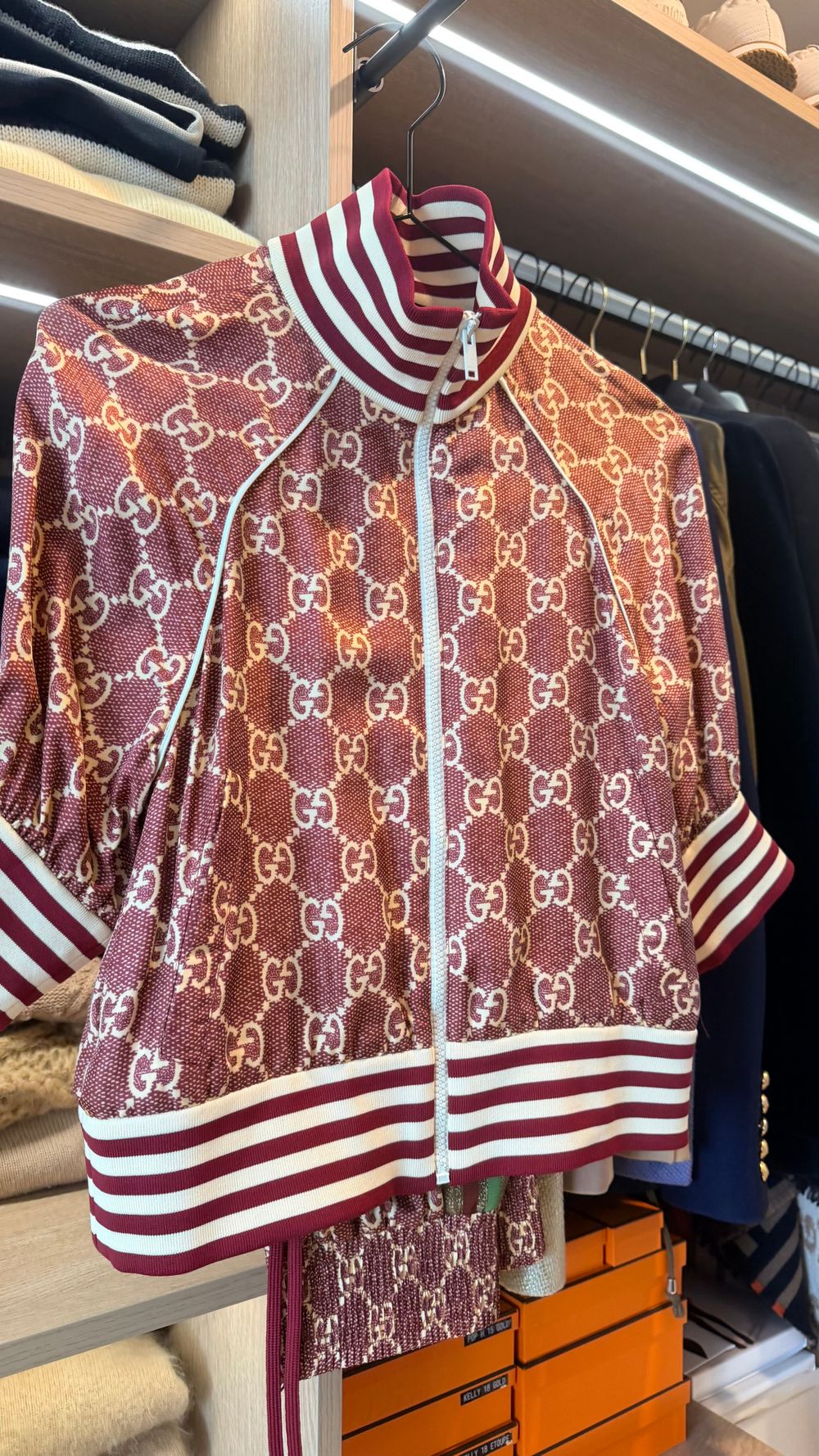 GUCCI GG JACQUARD SHORT SLEEVE ZIP JACKET & MATCHING TRACKSUIT PANTS, BURGUNDY