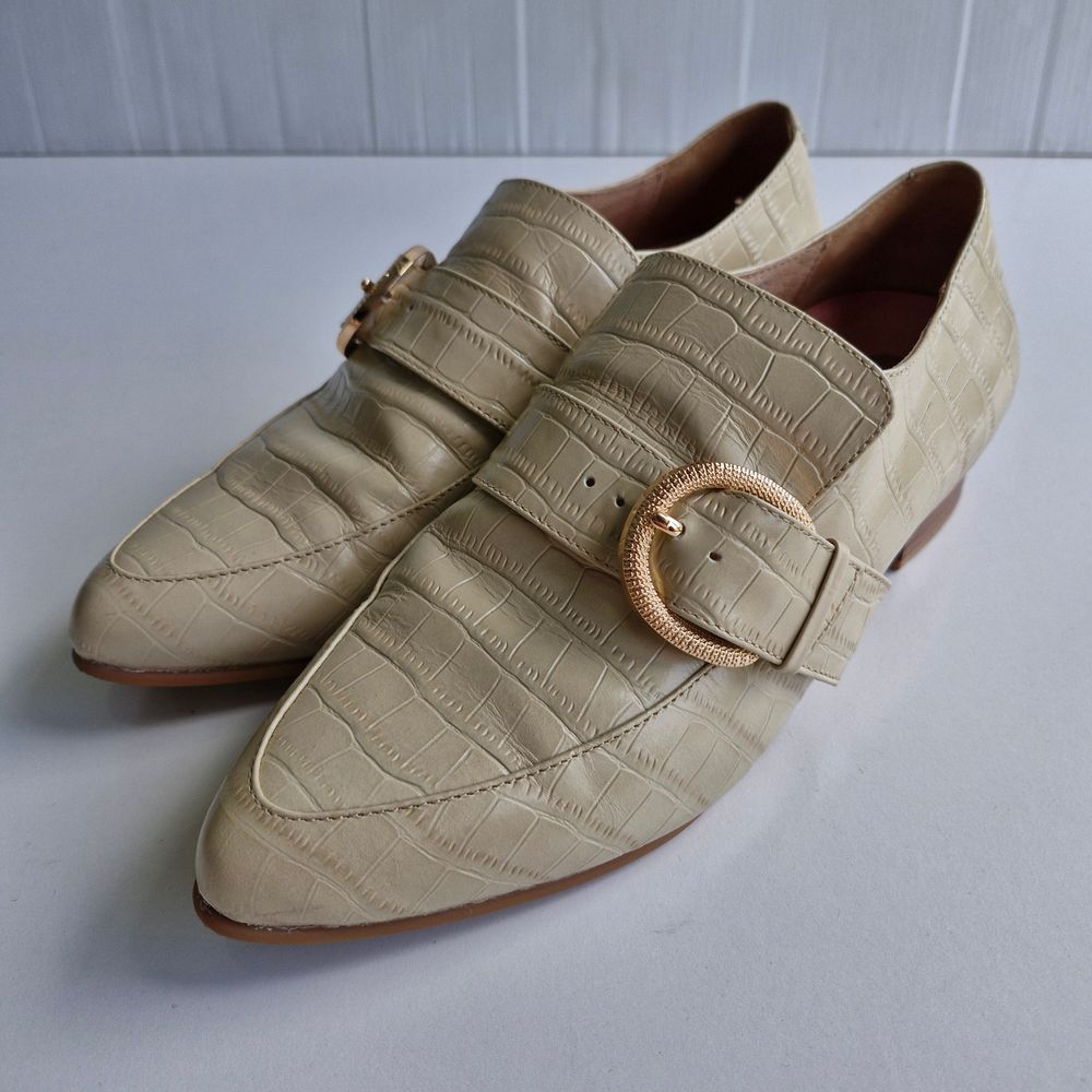 Bared Roller Beige Embossed Croc Leather Buckle Detail Pointed Toe Flats Size 40