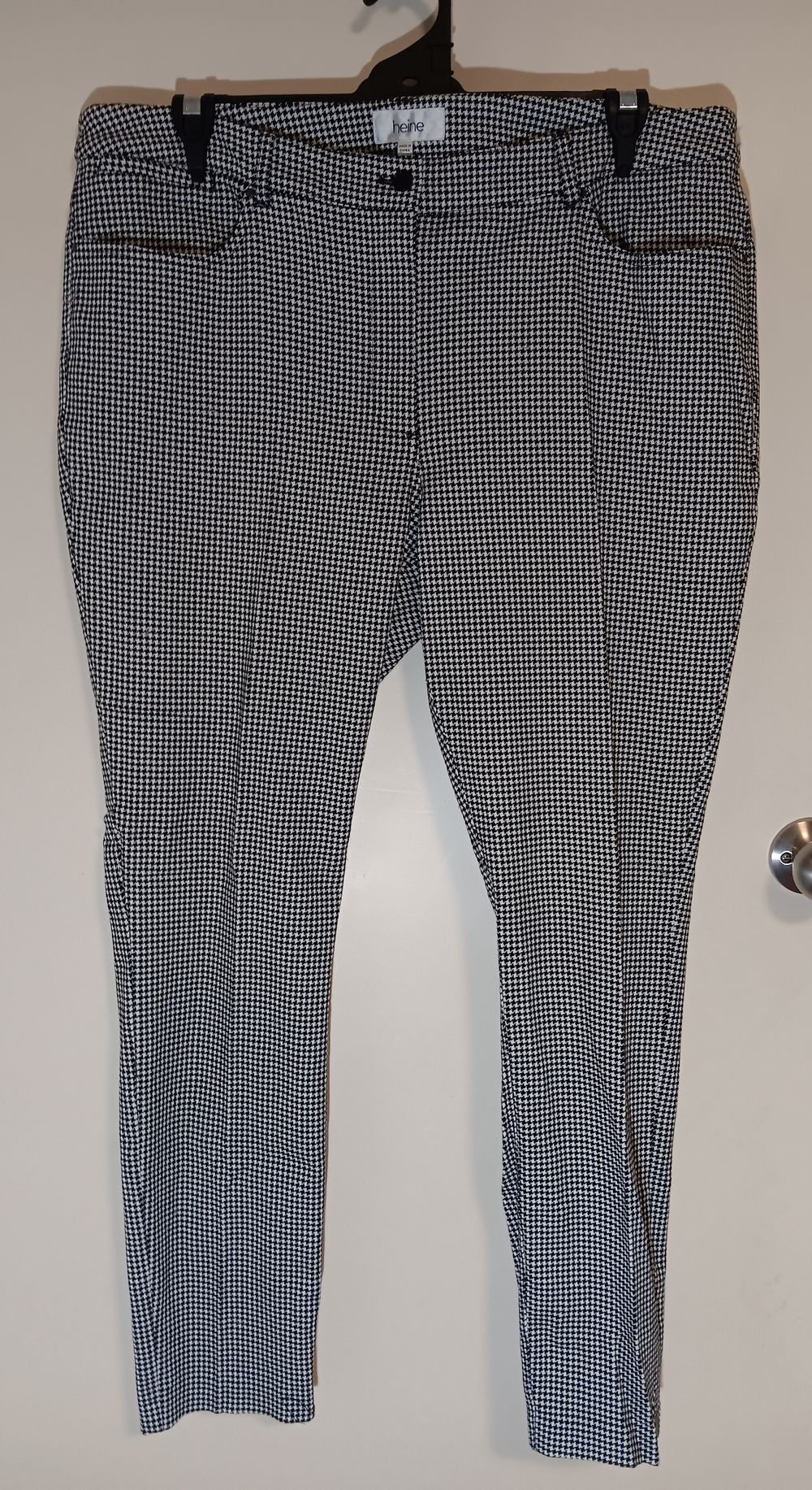 Black and White Houndstooth Capti Style Pants