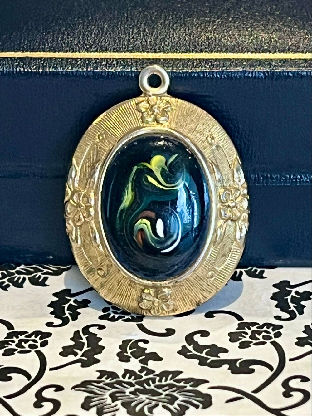 ⚜️VINTAGE 1970’s GOLD-TONED OVAL ORNATE PENDANT WITH SWIRLED DESIGN